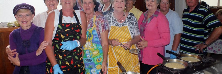 Die groot span pannekoekbakkers en familie-gaste, met voor vlnr Anita Botha, Elma Matthee, Sankie Prinsloo, Annatjie Germishuys en Gina Louw. Agter vlnr is Adele Swart, Gawie Swart, Stella Swart, Careene Neethling, Marie Groenewald en Lukas Geldenhuys. Op die inlasfoto’s is dit Lucia Henn en Stienie Geldenhuys.